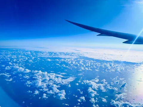 空と雲の海、飛行機からの絶景