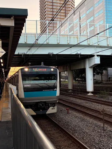 夕暮れの線路と列車の余韻