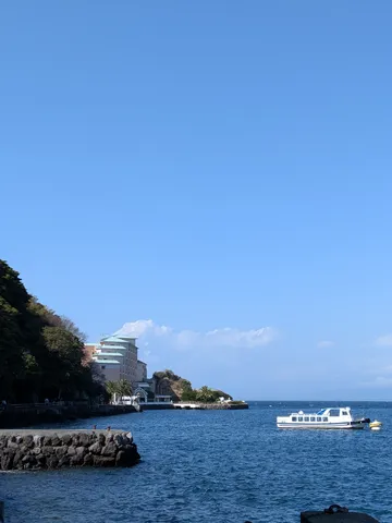 青い海と空、白い船が映える景色