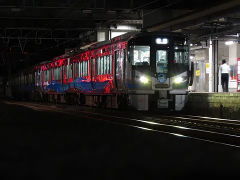 夜を駆ける、煌めきの軌跡