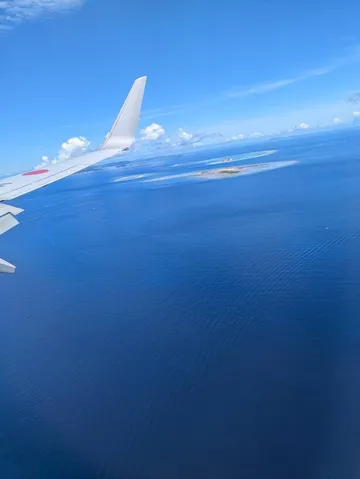 翼と青い海、遠くの島々