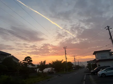 夕暮れの電線と静かな街