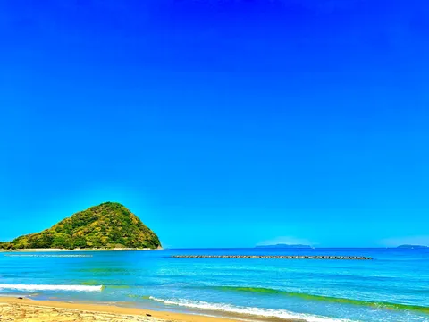 緑あふれる孤島と青い海