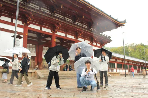 雨粒と傘、お揃いのポーズで