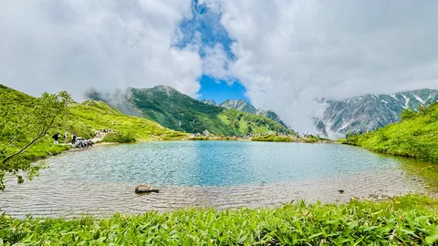 雲間にひらく山上の湖