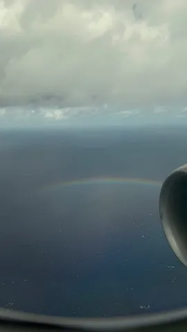 海の飛行機。虹の上を飛ぶ。