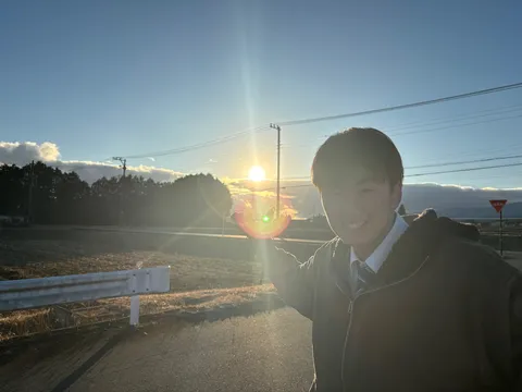 夕日と少年、どこか懐かしい風景