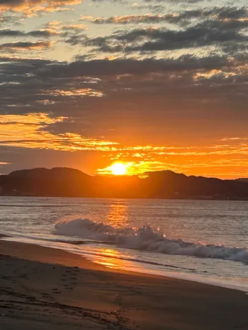 夕陽に溶ける波と空