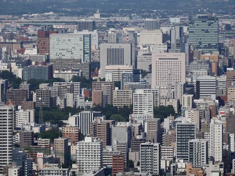 都会のビル群、青空を背景に
