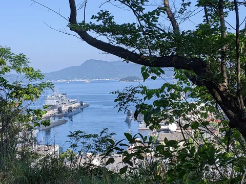 静寂の港、軍艦と緑のコントラスト