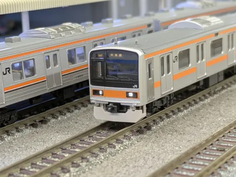 模型の世界に迷い込んだような鉄道風景