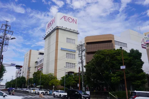 AEONビルと青空の交差点