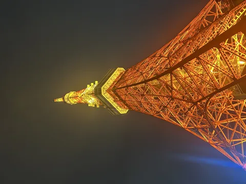 夜空に輝くオレンジ色の塔