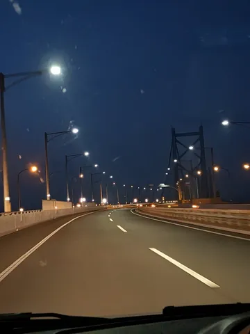 夜のハイウェイ、旅は続く