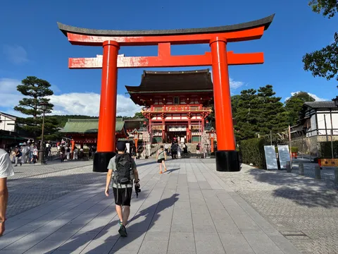 朱色の鳥居、静寂の参道