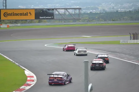 レースの激走、疾走するマシンたち