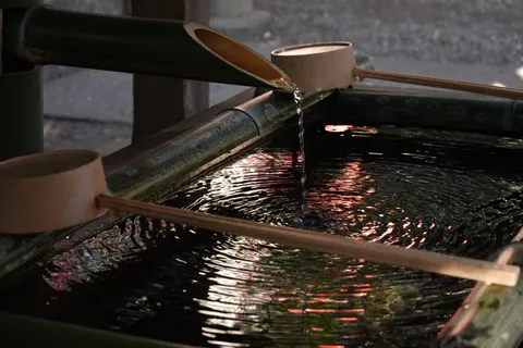 竹の器に注がれる清らかな水