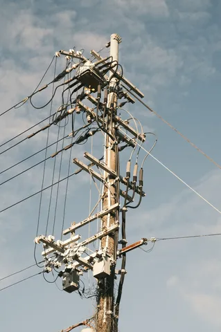 電線と空のダンス