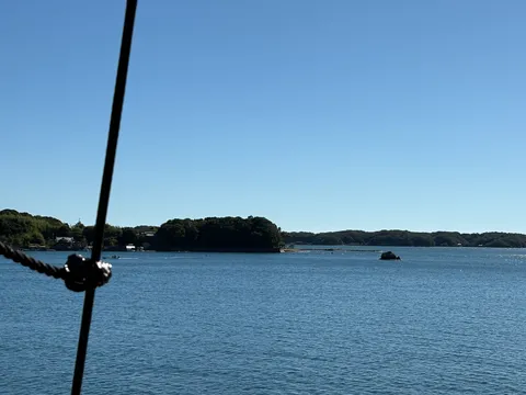 青い空と海、島影のコントラスト
