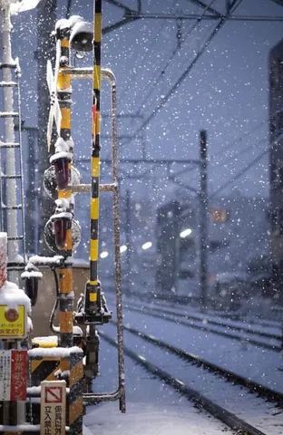 雪景色と踏切の静寂