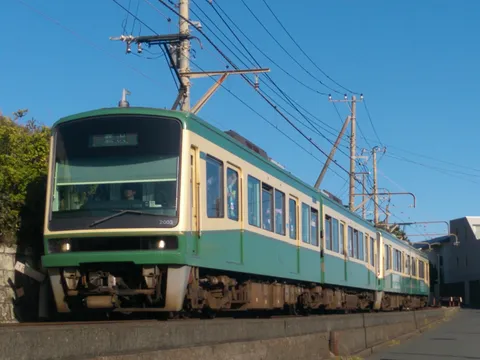 緑とベージュの鉄道風景