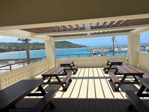 海辺のテラスで、風と光とピクニック