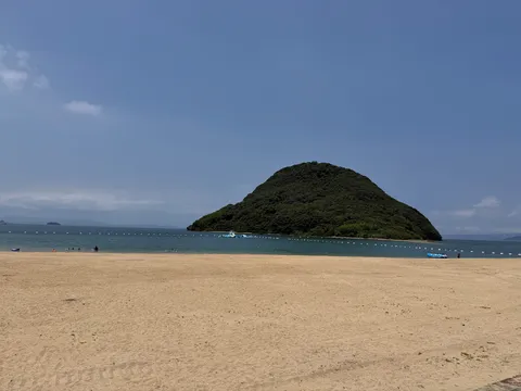 緑の島と青い海、夏の始まり