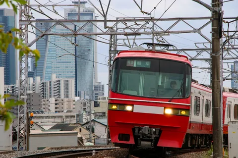 都市を抜ける、赤い軌跡