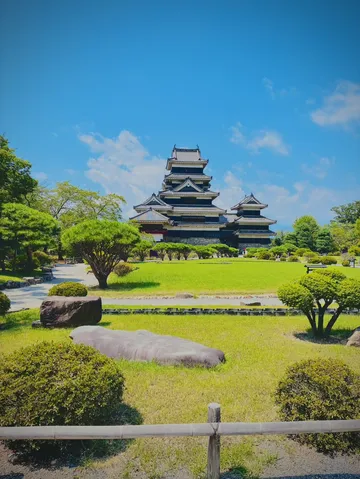 青い空に映える日本の城