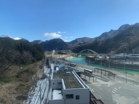 澄んだ空の下、橋が架かる景色