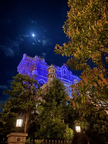 月夜に浮かぶ青い城