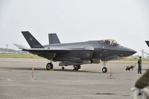 静かな戦闘機の佇まい