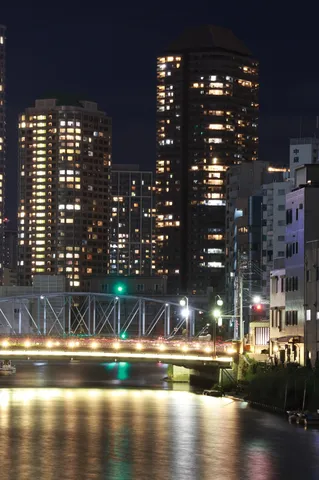 夜景と水面の静かな交差