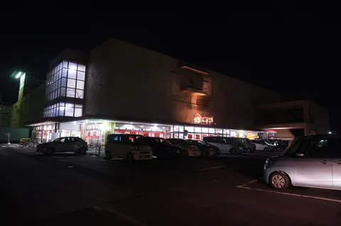夜の店舗と車たち