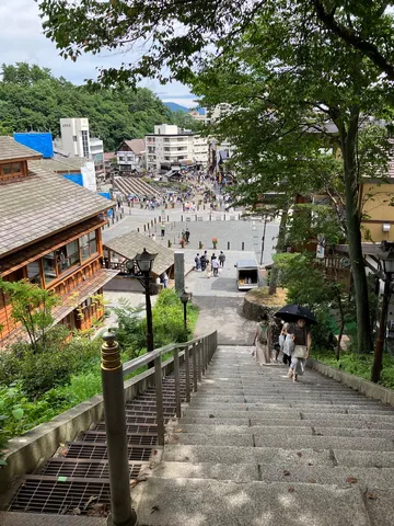 階段を下りる、日常の一コマ