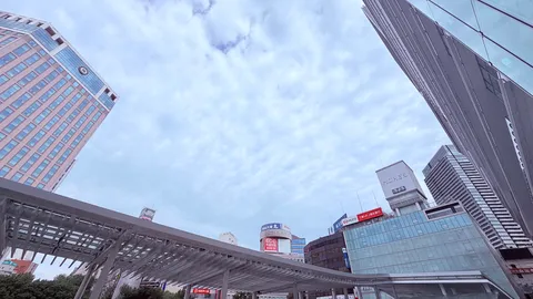 青空とガラスの街路