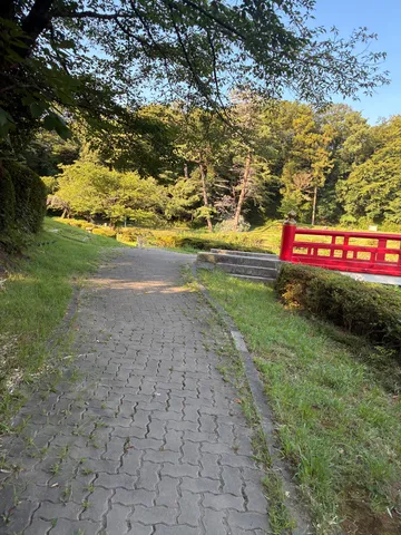 初夏の公園、緑と赤のコントラスト