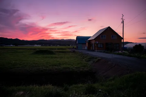 夕焼け空と佇む家