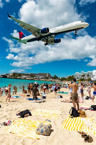 ビーチの空を彩る大迫力の旅客機