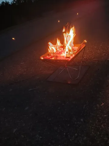 焚き火の夜の一コマ