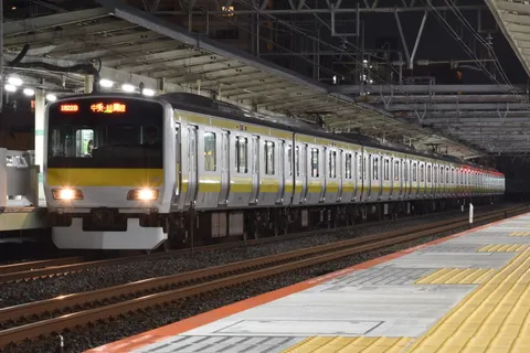 夜の駅に輝く一本の光