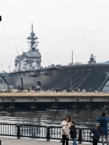 悠久の時を刻む、巨大な船と桟橋。