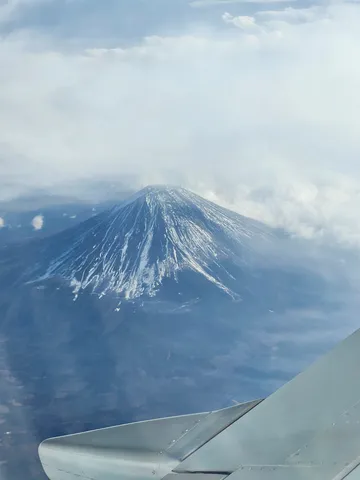 雲海に浮かぶ雪化粧の富士山