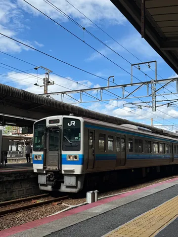 青空と電車、旅の始まり