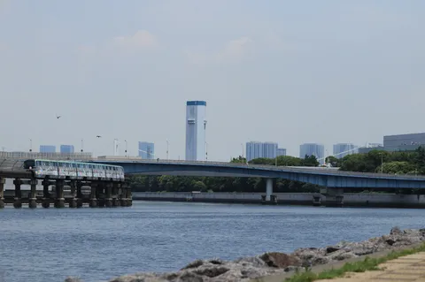 都会の空と水平線
