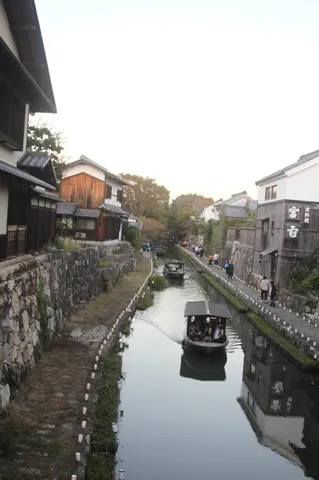 水路に揺れる夕景の旅情