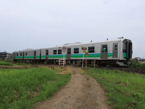田園風景に佇むローカル線