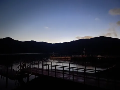 星降る夜の桟橋
