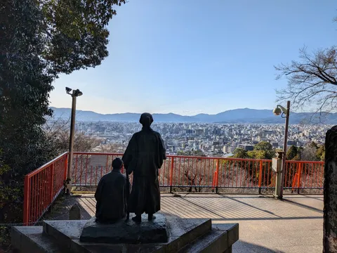 雄大な街並みと寄り添う像