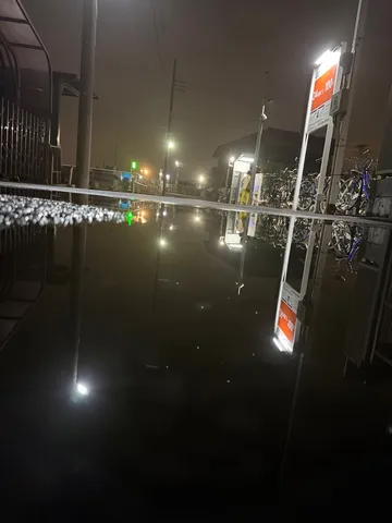 雨上がりの夜、静寂の反射